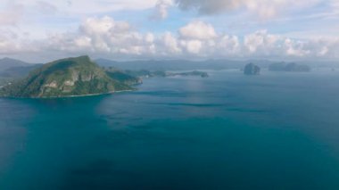 Mavi Deniz 'in ve El Nido' daki plajlı adaların insansız hava aracı görüntüsü. Palawan, Filipinler.
