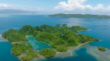 Etrafında adalar kümesi olan güzel ada manzarası. Turkuaz su ve mercan resifleri. Mindanao, Filipinler.