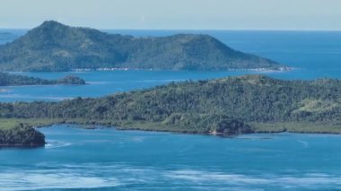 Lagünler ve mavi denizli tropik adalar. Mindanao, Filipinler. Büyütme görünümü.