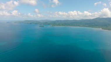 El Nido, Palawan 'daki kumsalların insansız hava aracı görüntüsü. Mavi gökyüzü ve bulutlar. Filipinler.