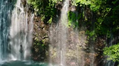 Ağaçları ve doğal yaprakları olan Tinago Şelaleleri. Mindanao, Filipinler. Yavaş çekim.