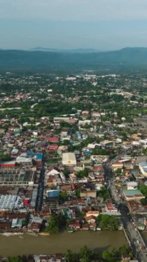 Cotabato şehrinin hava araştırması. Yerleşim yerleri ve modern binalar. Mindanao, Filipinler. Şehir manzarası. Dikey görünüm.