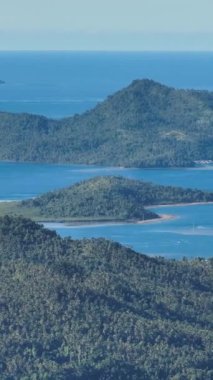 Tropik adalar, mavi deniz, mavi gökyüzü ve bulutlar. Mindanao, Filipinler. Yakınlaştır. Dikey, hikayeler.