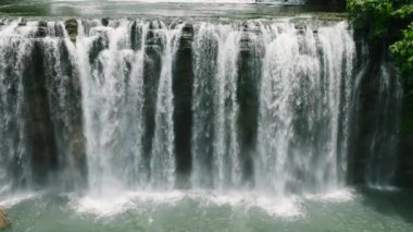 Tinuy an Falls 'un hava aracı. Ağır çekim. Mindanao, Filipinler.