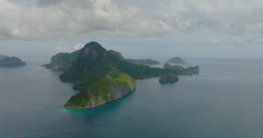 El Nido 'daki Cadlao Adası' nın havadan görüntüsü. Islets ve mavi deniz. Palawan, Filipinler.
