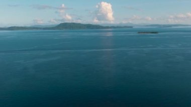 Deniz manzarası: Güzel mavi deniz ve tropikal adalar. Mindanao, Filipinler.
