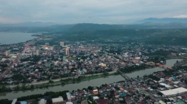 Cagayan de Oro 'daki nehir kenarındaki köylerin ve otobanın en üst görüntüsü. Mindanao, Filipinler.