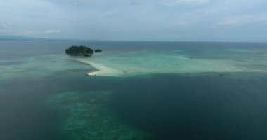 Mavi denizle çevrili Islets 'in havadan görünüşü. Barobo, Surigao del Sur 'daki Kaybolan Ada ve Kaplumbağa Adası. Filipinler.