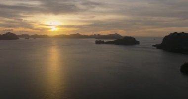Maniloc Adası ve Helikopter Adası üzerindeki Sunset 'in insansız hava aracı görüntüsü. El Nido, Palawan. Filipinler.