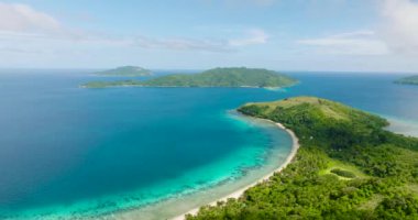 Logbon Adası 'ndaki plajların havadan görüntüsü. Romblon, Filipinler.