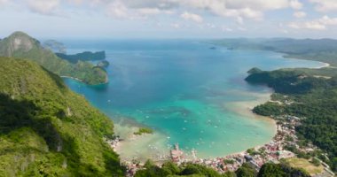 El Nido 'nun insansız hava aracı görüntüsü. Mavi gökyüzü ve bulutlar. Palawan 'da. Filipinler.