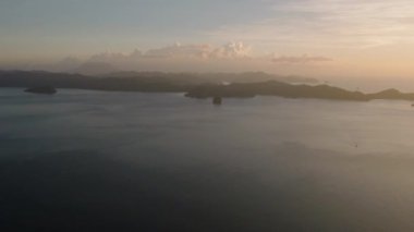 El Nido 'da alacakaranlığın altındaki tropik adalar. Palawan, Filipinler.