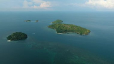Bir zamanlar açık mavi deniz ve mercan adaları vardı. Zamboanga şehri. Mindanao, Filipinler.