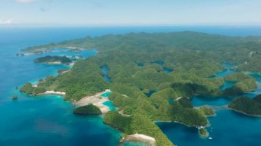 Sohoton Koyu 'nun deniz yüzeyinde hava araştırması. Bucas Grande Adası. Mindanao, Filipinler.