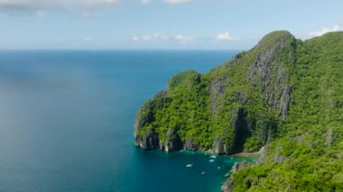 Cadlao Gölü 'nde mavi deniz ve tekneler. Mavi gökyüzü ve bulutlar. El Nido. Palawan, Filipinler.