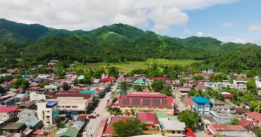 San Agustin, Romblon 'daki evler ve binalar. Mavi gökyüzü ve bulutlar. Filipinler.