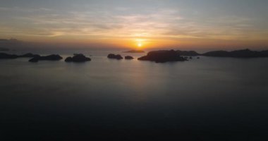 El Nido Adaları üzerinde sarı turuncu renkli gün batımı. Palawan 'da. Filipinler.