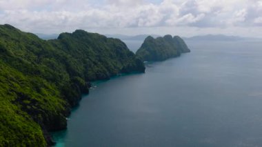 Matinloc Adası mavi denizle çevrili. El Nido, Palawan. Filipinler.