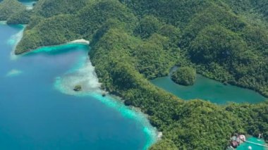 Sohoton Koyu 'ndaki Tiktikan Gölü. Mavi su ve mercan resifleri. Bucas Grande Adası. Mindanao, Filipinler.