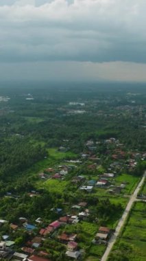 İkametgah alanı olan tropik bir şehir. Tagum City, Davao del Norte. Filipinler. Dikey görünüm.