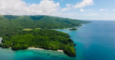 Turkuaz deniz suyu ve mercanlarla dolu San Pedro Plajı Tatil Köyü. Romblon, Romblon. Filipinler.