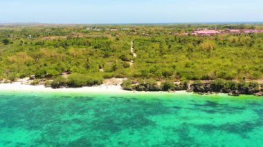 Beyaz kumlu plajlar ve Bantayan Adası 'ndaki kayalık kayalıklar. Turkuaz deniz suyu ve mercan resifleri olan tropik bir ada. Cebu, Filipinler.