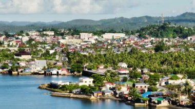 Surigao City 'deki binalar ve yerleşim yerleri. Mindanao, Filipinler. Büyütme görünümü.