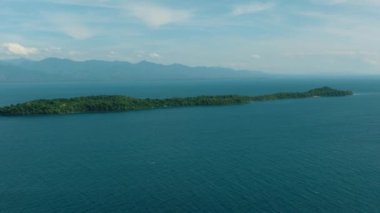 Filipinler 'deki tropik ada ve mavi deniz. Samal, Davao. Deniz Burnu.