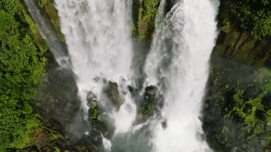 Filipinler 'deki şelalelerin tatlı, soğuk suları. Limunsudan Şelalesi. Mindanao. Yavaş çekim.