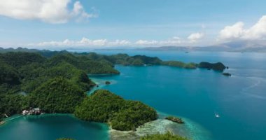 Tiktikan Gölü ve Sohoton Körfezi. Şeffaf turkuaz okyanus suyu yüzeyi. Bucas Grande Adası. Surigao del Norte, Filipinler.