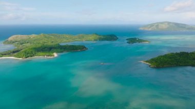 Turkuaz deniz suyu olan tropik adalar. Santa Fe, Tablas, Romblon. Filipinler.