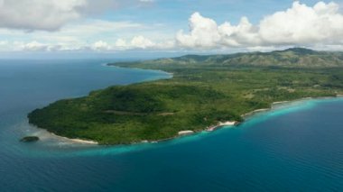 Açık mavi gökyüzünün altında parlak beyaz bir sahil. Cennet adasının üzerinde uç. Siquijor, Filipinler.