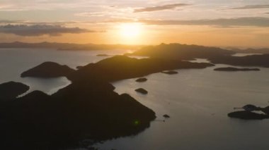 Uson Adası üzerinde Sunset 'in manzarası. Coron, Palawan. Filipinler.