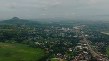 Nehirli tropik dağ, evleri ve nehri olan şehir. Bukidnon, Filipinler. Mindanao..