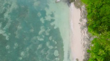 Carabao Adası 'nda şeffaf dalgalarla dolu bir sahil. San Jose, Romblon. Filipinler.