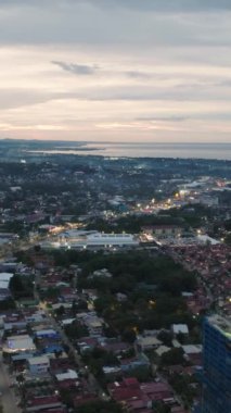 Alacakaranlıkta Cagayan de Oro 'da otoyol. Mindanao, Filipinler. Şehir manzarası. Dikey video.