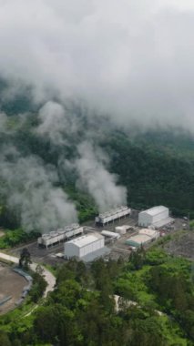 Elektrik tedarik eden jeotermal enerji santrali. Buharlı ve boruları olan bir jeotermal istasyon. Mindanao, Filipinler. Dikey görünüm.