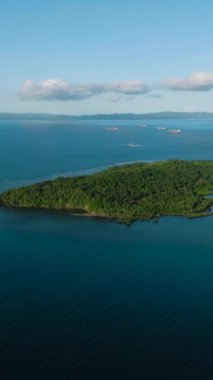 Açık okyanustaki tropik adanın güzel drone görüntüsü. Lapinigan Adası. Mindanao, Filipinler. Dikey görünüm.