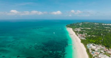 Uzun, tozlu beyaz kum ve kristal berrak sudan oluşan tropik bir manzara. Boracay, Filipinler.