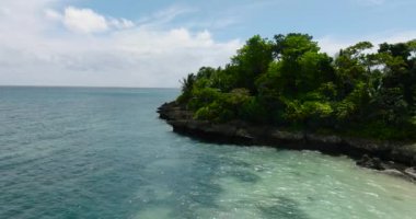Carabao Adası 'ndaki mercanlarla turkuaz suyun üzerinde güneş yansıması. Romblon. Filipinler.