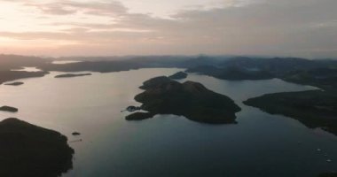 Baquit Adası ve Coron alacakaranlık bulutlarının altında. Palawan 'da. Filipinler.