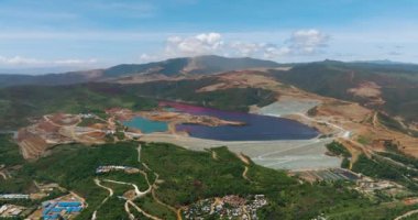 Çevrede orman ve villalar olan nikel madenciliği. Çevresel kaynaklar. Mindanao, Filipinler.