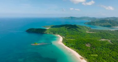 Kumlu plajı ve palmiye ağaçları olan tropik bir ada. Nacpan Sahili. El Nido, Palawan. Filipinler.