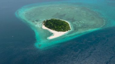 Mantigue Adası, güneş ışığı yansıması olan derin mavi denizlerle çevrili. Camiguin, Filipinler.