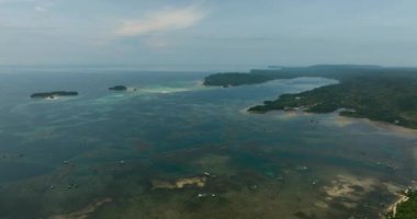 Balık kafesleri ve çiftlikleri olan mavi deniz. Mavi gökyüzü ve bulutlar. Mindanao, Filipinler.