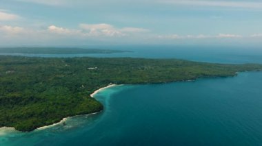 Kıyıya vuran güzel okyanus dalgaları. Samal, Davao. Filipinler.