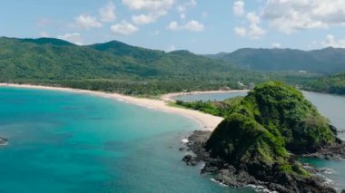 Bolog Adaları, El Nido, Palawan 'da Nacpan Sahili yakınlarında mavi denizle çevrilidir. Filipinler.