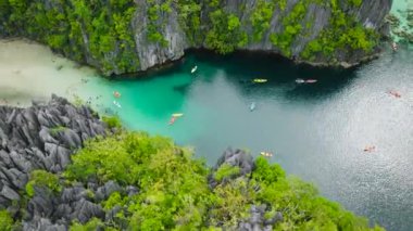 Miniloc Adası 'ndaki Big Lagoon' da kanolar koşuyor. El Nido, Palawan. Filipinler.