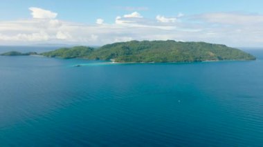Alad Adası 'nın mavi denizle çevrili havadan görüntüsü. Mavi gökyüzü ve bulutlar. Romblon, Filipinler.