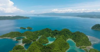 Gölcüklü adaların tropik manzarası. Turkuaz su ve derin mavi deniz ufuk çizgisinin altında. Mindanao, Filipinler.